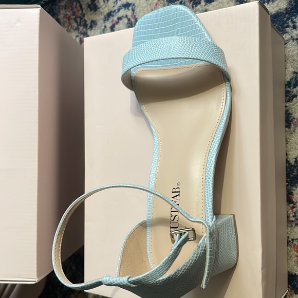 Baby blue sandal brand new never worn in box - Picture 2 of 4